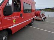 Der Löschzug Merlischachen richtete sich auf dem Küssnachter Seeplatz ein. (Bild: Geri Holdener, Bote der Urschweiz)