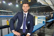 Michael Zwyssig vor der Curva Sud (oben) und im Gespräch mit dem Konditionstrainer von Ambri. Auf dem Eis ging es bisweilen hart zur Sache. (Bilder Sven Aregger und Keystone/Samuel Golay)