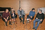 Gesprächsrunde mit Loten Dahortsang, Jacqueline Straub, Romano Cuonz, Elham Manea, Charles Lewinsky (von links). Bild: Primus Camenzind