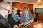 Freude über das neue Liederbuch mit CD: Hanspeter Eggenberger, Andrea Rohrer und Petra Vogler (von links). Bild: Marion Wannemacher