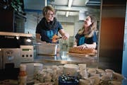 Deborah Niederberger (links) und Melanie Ittmann sorgen für das Wohl ihrer Mithelfer in der dafür eigens eingerichteten Beiz im Spritzenhaus. (Bild: Corinne Glanzmann (Stans, 26. April 2017))