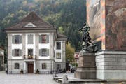 Das Telldenkmal mit dem Rathaus in Altdorf. (Symbolbild Keystone / Alexandra Wey)