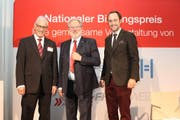 Oscar J. Schwenk (Mitte) freut sich mit Christian Fiechter von der Hans Huber-Stiftung (links) und Christian Wasserfallen von der Stiftung FH Schweiz über den Bildungspreis. (Bild: PD)
