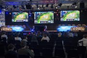 Besucher schauen spielen «League of Legends» (Bild: Lukas Lehmann / Keystone (Bern, 12. Oktober 2017))