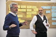 Projektleiter Patrick Deicher (rechts) und Moderator Stefan Käppeli nehmen die auf farbigen Karten notierten Inputs zur Gemeindefusion Bauen-Seedorf auf. (Bild: Urs Hanhart (Seedorf, 16. März 2018))