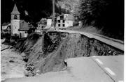 Die Kantonsstrasse nach Gurtnellen wurde 1987 von den Wassermassen mitgerissen. (Archivbild UZ)