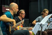 Christy Doran, Mitte, hier mit seinem Projekt 144 Strings für 20 Gitarren im September 2016. (Bild: Dominik Wunderli, 13.09.2016)