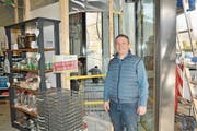 Mitinhaber Patrick Gut vor dem Guetli-Shop, der umgebaut wird. (Bild: Matthias Piazza (Stans, 2. Februar 2018))