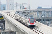 Die Billettpreise sollen 2017 um drei Prozent steigen. Im Bild: Ein SBB-Zug in Zürich. (Bild: Keystone/ Anthony Anex)