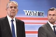 Der Praesidentschaftskandidaten Alexander Van der Bellen, links, und Norbert Hofer (FPOE) am Sonntag, 22. Mai 2016, im Rahmen der Bundespraesidentenwahl in der Hofburg in Wien. (Bild: Herbert Neubauer / Keystone)