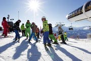 Kinder rüsten sich für eine Abfahrt vom Crap Sogn Gion nach Laax. Die Bahnen befürchten, dass die Pisten dieses Jahr überfüllt sein werden. (Bild: Keystone Archiv / Arno Balzarini)