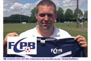 Ein Spieler des FCPB L’Hermenault zeigt auf der Website seines Vereins das Vereinsleibchen. Links das Logo des Fussballclubs Perlen-Buchrain. (Bild: Screenshots luzernerzeitung.ch)
