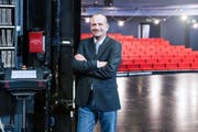 Er bringt das Theater in Schwung: Othmar Käslin im Luzerner Theater, dessen neue Bestuhlung er konzipiert hat. (Bild: Martin Uebelhart / Neue NZ)