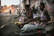 Paloma (rechts) und Vanessa, zwei Obdachlose, sitzen im Hafenviertel. (Bild: Getty)