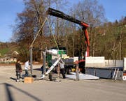 Die Turbinenblätter werden mit einem Kran geborgen. (Bild: Geri Holdener)