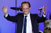 François Hollande lässt sich an der Place de la Bastille von seinen Anhängern feiern. (Bild: Keystone / EPA)