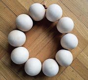 Holzperlen auffädeln, fertig ist der Untersetzer. (Bild: Jacqueline Schilling)