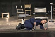 Szene aus der Produktion «Angeklagt» mit Julia Monte. (Bild: Michael Arn / PD)