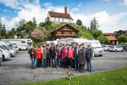 Die deutsche Gruppe mit ihren Wohnmobilien in Flüeli-Ranft. In der Mitte mit Pilgerstab: Richard Senz. Links Diakon Bernd Fassbender mit einem «Ersatz-Pilgerstab». (Bild Roger Grütter)
