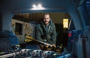 Bernhard Niederberger packt seine Ski in den Kofferraum – das Material muss zurück zum Hersteller. (Bild: Dominik Wunderli (Beckenried, 23. Januar 2018))