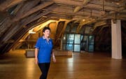 Maya Murer, Gastgeberin im Herrenhaus, führt durch den imposanten Dachstock des Gebäudes. (Bild Corinne Glanzmann)