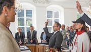 Josef Hess bei der Vereidigung, links Frau Landammann Maya Büchi, rechts Landweibelin Hanna Mäder. (Bild: Christoph Riebli (Sarnen, 30.6.2017))