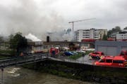 Der Rauch ist im ganzen Dorf zu sehen. (Bild: Benno Kälin, TeleZüri)