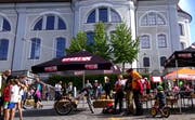 Reges Treiben auf dem Schwyzer Hauptplatz. (Bild: Screenshot Youtube)