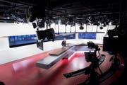 Blick ins Studio: Moderator Franz Fischlin spricht in der Tagesschau im Schweizer Radio und Fernsehen (SRF) in Leutschenbach, aufgenommen im Dezember 2017. (Bild: Keystone, 11.12.2017)