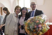 Der neu gewählte Regierungsrat Dölf Biasotto (FDP) nimmt Gratulationen von Kantonalparteipräsidentin Monika Bodenmann-Odermatt und seiner Frau Marie-Theres (links) entgegen. (Bild: Gian Ehrenzeller / Keystone (Herisau, 19. März 2017))