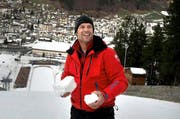 Hat ganz Engelberg hinter sich: Albin «Bini» Amstutz mit dem «technischen» Schnee auf der Titlis-Schanze. (Bild Nadia Schärli)