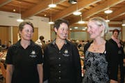 Präsidentin Claudia Käslin-Barmettler mit Sandra Barmettler-Zumstein (links) und Bernadette Gander-Blättler (rechts). (Bild: Marion Wannemacher (Stans, 25. Januar 2018))