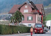 Die Tanne wurde spektakulär an den Standort gehievt.Bild: Richard Greuter (Beckenried, 6. Januar 2018) (Bild: Richard Greuter (Beckenried, 6. Januar 2018))