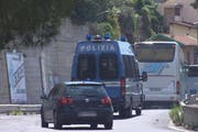Zur Entschärfung der Flüchtlingssituation in der ligurischen Kleinstadt bringen die Behörden die Flüchtlinge mit Bussen in den Süden des Landes und nach Sardinien. (Bild: Fabrizio Tenerelli / EPA)