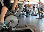 In Form dank Spinning: körperliche Ertüchtigung in einem Fitnesscenter. Bild: Mark Gail/Getty Images