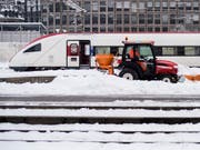 Kein Weiterkommen mehr: Wegen des Winterwetters blieb in der Waadt ein Zug zwischen Aigle und Bex stecken. Die Passagiere mussten evakuiert werden. (Symbolbild) (Bild: KEYSTONE/ENNIO LEANZA)