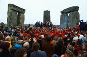 In Wiltshire in England feierten am Freitag rund 5000 Menschen die Wintersonnenwende beim Monument Stonehenge. Die Feierlichkeiten starten jeweils mit dem ersten Sonnenstrahl am Morgen nach der Wintersonnenwende. (Bild: Neil Hall / Keystone (Wiltshire, 22. Dezember 2017))