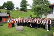 Die Musikgesellschaft Ursenbach mit ihrem jungen Dirigenten Alain Nilly (vorne liegend). (Bild: PD)