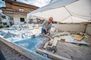 Otti Käslin mitten auf seiner speziellen Baustelle. Schicht für Schicht nimmt das Relief Gestalt an. (Bild: Roger Grütter (Beckenried, 13. September 2017))