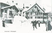 Skifahrer vor dem Hotel Drei Könige und Post sowie dem Gasthaus Sternen in Andermatt. Mit den Ski wurde damals vor allem gelaufen und ein einzelner Stock benutzt. (Bild: Privatarchiv Karl Iten, Staatsarchiv Uri)