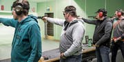 Der Luzerner Guido Muff (Zweiter von links) holt sich in der Luzerner Indoor-Halle eine weitere Medaille an Verbandswettkämpfen. (Bilder: Manuela Jans-Koch (Luzern, 24. März 2018))
