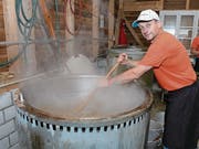 Pius Furrer ist als Küchenchef seit Jahren für die Zubereitung des legendären «Spatz» am Brünig-Schwinget verantwortlich. (Bild: Robert Hess (Brünig, 31. Juli 2016))