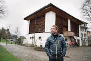 Gemeinderat Lukas Arnold vor dem Chäslager. (Bild: Corinne Glanzmann (Stans, 29. November 2017))