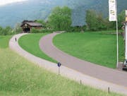 Neben der bestehenden Holzbrücke soll rechts eine weitere Brücke und die Strasse dazu gebaut werden. (Bild: Visualisierung: PD)