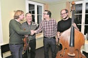 Der Obwaldner Kulturbeauftragte Marius Risi (Zweiter von rechts) gratuliert den Musikern Andreas Gabriel, Roland von Flüe und Severin Barmettler (von links) zu den Kunst-Werkbeiträgen. (Bild: Romano Cuonz (Sachseln, 29. November 2017))