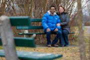 Parthepan und Barbara Gunasekaram (rechts) haben ihre Kinder katholisch getauft. (Bild: Roger Zbinden / Neue ZZ)
