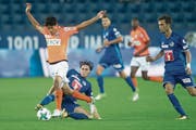 Mit Kampf zum Erfolg: Luzerns Hekuran Kryeziu (am Boden) im Duell gegen den Lausanner Yeltsin Tejeda. (Bild: Urs Flüeler/Keystone (Luzern, 23. September 2017))