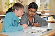 Silas von Wyl aus Sarnen (links) mit seinem Tandempartner Githus Arivalagan aus Saxon VS. (Bild: Matthias Piazza (Sarnen, 31. März 2017))