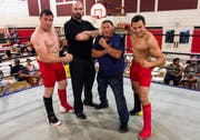 Martin Suppiger (rechts) und Thomas Suppiger (links) posieren mit US-Wrestler Jake Alexander und dessen Cheftrainer Jesse Umberto Lizarraga. (Bild: Media Relations SRF)