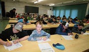 Für den Sachkunde-Nachweis Fischerei müssen 40 von 50 Fragen richtig beantwortet werden. Die Jungfischer zeigen mit dem Test, was sie am Kurstag alles gelernt haben.Bild: PD